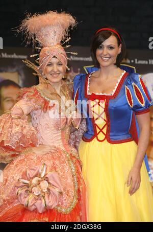 Kacey Ainsworth und Suranne Jones nahmen an der National Press Launch von First Family Entertainment's Run of Pantos Teil, darunter Aladdin, Cinderella, Mother Goose, Peter Pan, Jack & The Beanstalk und Snow White, im Piccadilly Theatre im Zentrum von London am 23. November 2006. Doug Peters/EMPICS Entertainment Stockfoto