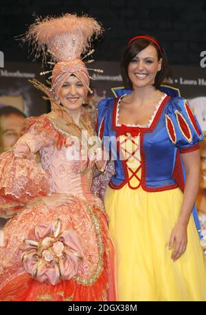 Kacey Ainsworth und Suranne Jones nahmen an der National Press Launch von First Family Entertainment's Run of Pantos Teil, darunter Aladdin, Cinderella, Mother Goose, Peter Pan, Jack & The Beanstalk und Snow White, im Piccadilly Theatre im Zentrum von London am 23. November 2006. Doug Peters/EMPICS Entertainment Stockfoto