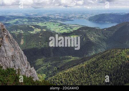 Der Traunsee mit Gmunden in der Ferne, von der Bergstation der Feuerkogelbahn aus gesehen Stockfoto