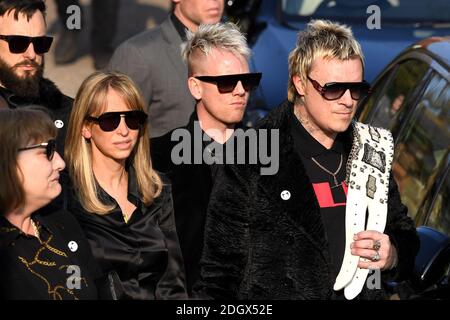 Liam Howlett (rechts) und Natalie Appleton während der Beerdigung und Prozession zur Erinnerung an den Prodigy's Keith Flint, in Essex. Bildnachweis sollte lauten: Doug Peters/EMPICS Stockfoto