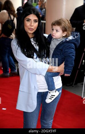 Cara de la Hoyde mit Sohn Fred bei der Galavorstellung von Where is Peter Rabbit? Im Theatre Royal Haymarket, London Stockfoto