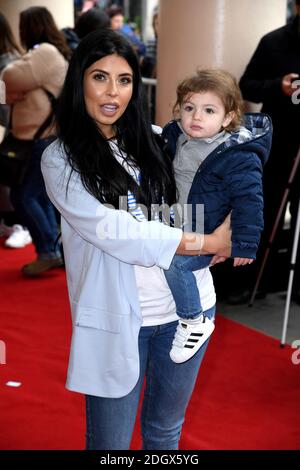 Cara de la Hoyde mit Sohn Fred bei der Galavorstellung von Where is Peter Rabbit? Im Theatre Royal Haymarket, London Stockfoto