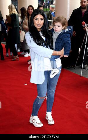 Cara de la Hoyde mit Sohn Fred bei der Galavorstellung von Where is Peter Rabbit? Im Theatre Royal Haymarket, London Stockfoto