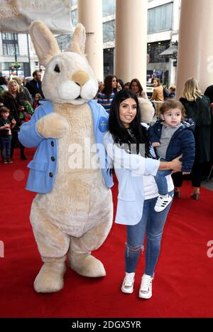 Cara de la Hoyde mit Sohn Fred bei der Galavorstellung von Where is Peter Rabbit? Im Theatre Royal Haymarket, London Stockfoto