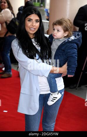 Cara de la Hoyde mit Sohn Fred bei der Galavorstellung von Where is Peter Rabbit? Im Theatre Royal Haymarket, London Stockfoto