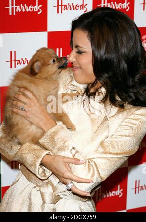 Eva Longoria in Harrods in Knightsbridge, London, mit dem Eigentümer Mohamed Al Fayed, wo sie am 28. Dezember 2006 den Winterverkauf eröffnete. Stockfoto