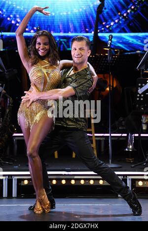 OTI Mabuse (links) und Pasha Kovalev nehmen an der Strictly Come Dancing Professionals UK Tour in den Elstree Studios, London Teil. Bildnachweis sollte lauten: Doug Peters/EMPICS Stockfoto