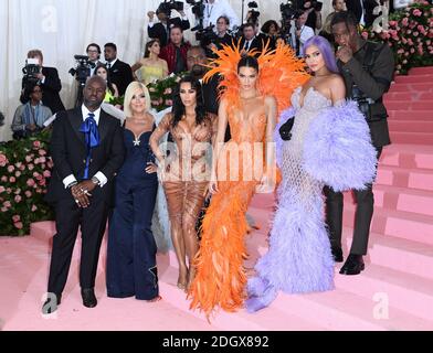 (Von links nach rechts) Corey Gamble, Kris Jenner, Kim Kardashian-West, Kanye West, Kendall Jenner, Kylie Jenner und Travis Scott beim Besuch der Metropolitan Museum of Art Costume Institute Benefit Gala 2019 in New York, USA.Bildnachweis sollte lesen: Doug Peters/EMPICS Stockfoto