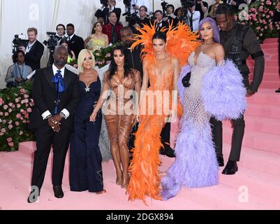 (Von links nach rechts) Corey Gamble, Kris Jenner, Kim Kardashian-West, Kanye West, Kendall Jenner, Kylie Jenner und Travis Scott beim Besuch der Metropolitan Museum of Art Costume Institute Benefit Gala 2019 in New York, USA.Bildnachweis sollte lesen: Doug Peters/EMPICS Stockfoto