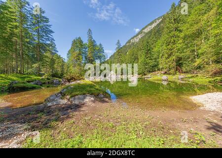 Blick auf die Gosaulacke, ein Schwimmbad zwischen den beiden Seen in Gosau Stockfoto