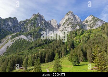 Blick auf den Donnerkogel, vom Ufer des Gosausees aus gesehen Stockfoto