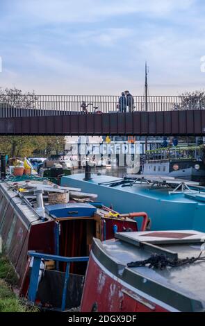 Wohnhausboote auf dem Fluss Lee Navigation, Hackney, London, Großbritannien Stockfoto