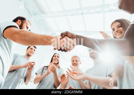Nahaufnahme. Eine Gruppe von Studenten applaudiert zwei Gegner während einer Business Briefing. Stockfoto