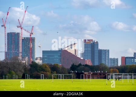 London, Stratford, Newham, Lea Valley, Hackney Marsh, Neue Gebäude Wohnungen im Bau in Stratford, Hackney Marsh Spielfelder Stockfoto