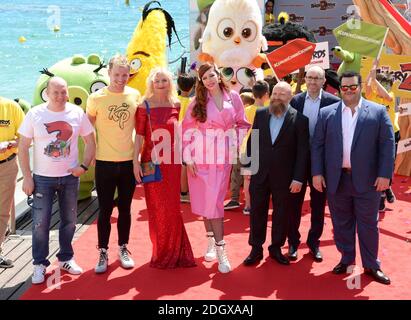 Sergey Burunov, Enzo Knol, Irma Knol, Sonia Plakidyuk, Thurop an Orman, John Cohen und Josh Gad beim Angry Birds Movie 2, Carlton Hotel Pier, Cannes. Teil des Festival du Film 72. Bildnachweis sollte lauten: Doug Peters/EMPICS Stockfoto