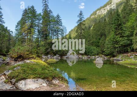 Am Ufer der Gosaulacke, ein Becken zwischen den beiden Seen in Gosau Stockfoto