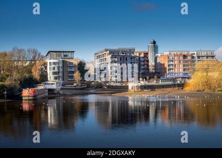 London, Hounslow, Wohnhäuser am Brentford Dock, Mündung des Flusses Brent am Grand Union Canal und der Themse, Herbst, klarer blauer Himmel Stockfoto