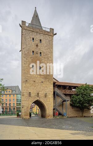 Vor dem Johannistor steht der einzige erhaltene Stadttor der Stadt Jena Stockfoto