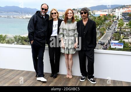 Luca Guadagnino (von links nach rechts) Marthe Keller, Julianne Moore und Pierpaolo Piccioli bei der Staffing Girl Fotocold im Club by Albane auf der Terrasse des Marriott Hotels während der 72. Filmfestspiele von Cannes Stockfoto