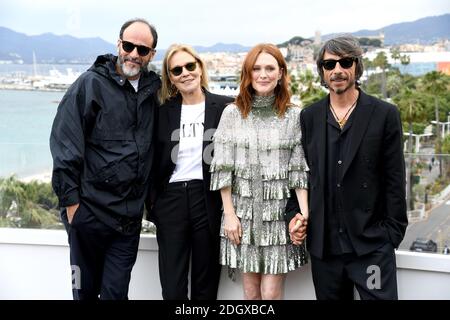 Luca Guadagnino (von links nach rechts) Marthe Keller, Julianne Moore und Pierpaolo Piccioli bei der Staffing Girl Fotocold im Club by Albane auf der Terrasse des Marriott Hotels während der 72. Filmfestspiele von Cannes Stockfoto