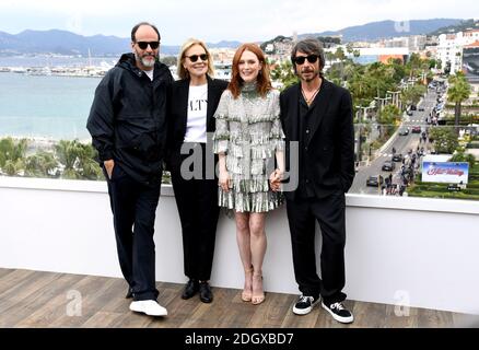 Luca Guadagnino (von links nach rechts) Marthe Keller, Julianne Moore und Pierpaolo Piccioli bei der Staffing Girl Fotocold im Club by Albane auf der Terrasse des Marriott Hotels während der 72. Filmfestspiele von Cannes Stockfoto