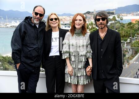 Luca Guadagnino (von links nach rechts), Marthe Keller, Julianne Moore, Pierpaolo Piccioli bei der Staffelei Girl Fotocall im Club by Albane auf der Terrasse des Marriott Hotels während der 72. Filmfestspiele von Cannes Stockfoto