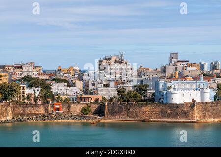 Old San Juan, Puerto Rico Stadtbild am Wasser in der Karibik. Stockfoto