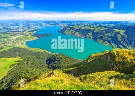 Panorama-Sommerlandschaft über den Vierwaldstättersee, den Zugersee und die Schweizer Alpen vom Rigi-Kulm Aussichtspunkt Gipfel der Rigi. Alpine Landschaft in Richtung Berg Stockfoto