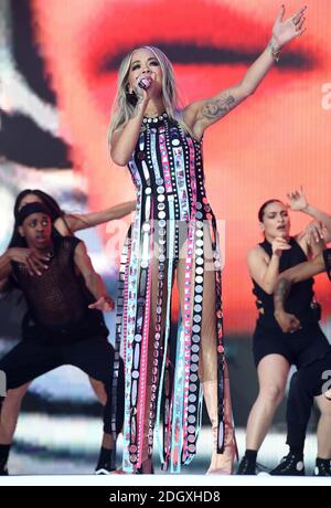 Rita Ora auf der Bühne während Capital's Summertime Ball. Die größten Stars der Welt treten live für 80,000 Capital-Hörer im Wembley-Stadion auf der größten Sommerparty Großbritanniens auf. Bild Kredit sollte lesen: Doug Peters/EMPICS Stockfoto