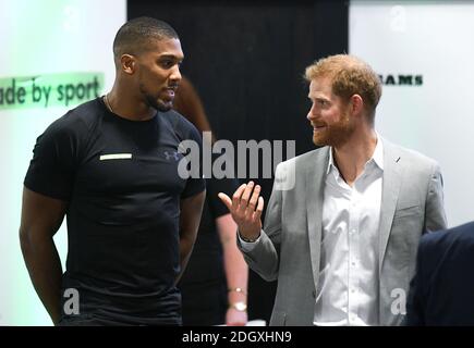 Der Herzog von Sussex und Anthony Joshua nehmen an der Einführung von Made by Sport Teil, einer neuen Kampagne, die eine Koalition von Wohltätigkeitsorganisationen zusammenbringt, die benachteiligte junge Menschen durch Sport unterstützen, im Black Prince Trust in Lambeth, London. Bild Kredit sollte lesen: Doug Peters/EMPICS Stockfoto