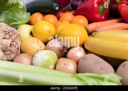 Gesundes Gemüse auf grauem Hintergrund mit Kopierplatz. Banner Online Shop Konzept. Stockfoto