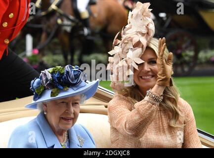 Königin Elizabeth II (links) und Königin Maxima, die am ersten Tag mit der Kutsche von Royal Ascot auf der Pferderennbahn von Ascot ankommen. Stockfoto