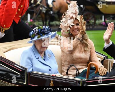 Königin Elizabeth II (links) und Königin Maxima der Niederlande, die am ersten Tag mit der Kutsche von Royal Ascot auf der Ascot Rennbahn ankommen. Stockfoto