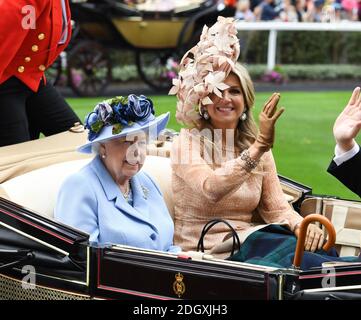 Königin Elizabeth II (links) und Königin Maxima der Niederlande, die am ersten Tag mit der Kutsche von Royal Ascot auf der Ascot Rennbahn ankommen. Stockfoto