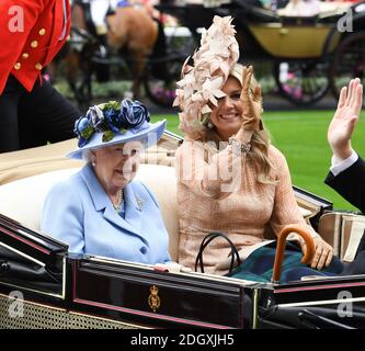 Königin Elizabeth II (links) und Königin Maxima der Niederlande, die am ersten Tag mit der Kutsche von Royal Ascot auf der Ascot Rennbahn ankommen. Stockfoto