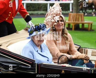 Königin Elizabeth II (links) und Königin Maxima der Niederlande, die am ersten Tag mit der Kutsche von Royal Ascot auf der Ascot Rennbahn ankommen. Stockfoto