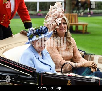 Königin Elizabeth II (links) und Königin Maxima der Niederlande, die am ersten Tag mit der Kutsche von Royal Ascot auf der Ascot Rennbahn ankommen. Stockfoto