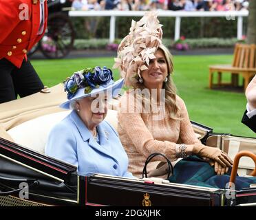 Königin Elizabeth II (links) und Königin Maxima der Niederlande, die am ersten Tag mit der Kutsche von Royal Ascot auf der Ascot Rennbahn ankommen. Stockfoto