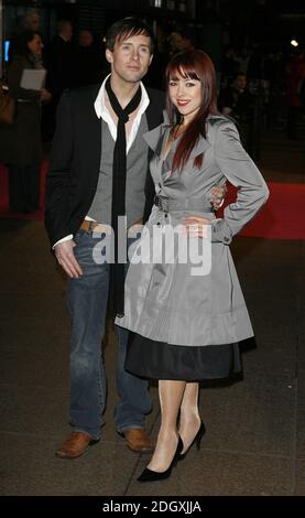 Ian Watkins und Lisa Scott Lee kommen zur Charity-Weltpremiere von Musik und Texten am 5. Februar 2007 am Odeon Leicester Square im Zentrum von London an. Doug Peters/EMPICS Entertainment Stockfoto