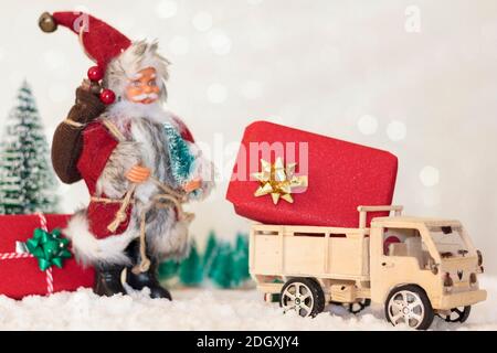 Weihnachtsmann und weihnachten LKW Carring ein verpacktes Geschenk Stockfoto