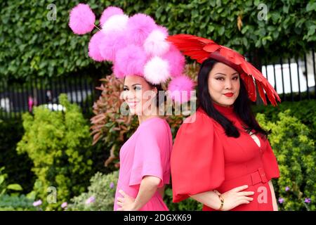 Modische Rennfahrer posiert für ein Foto während des Ladies Day of Royal Ascot auf der Rennbahn Ascot. Bildnachweis sollte lauten: Doug Peters/EMPICS Stockfoto