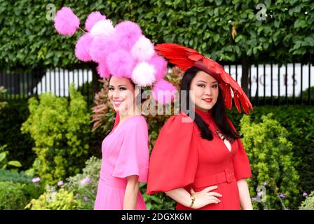 Modische Rennfahrer posiert für ein Foto während des Ladies Day of Royal Ascot auf der Rennbahn Ascot. Bildnachweis sollte lauten: Doug Peters/EMPICS Stockfoto