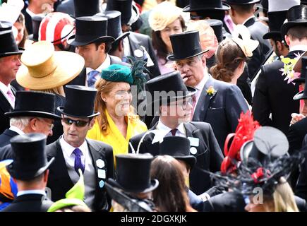 Sarah, Herzogin von York und Duke of Duchess während des vierten Tages von Royal Ascot auf der Ascot Racecourse. Bildnachweis sollte lauten: Doug Peters/EMPICS Stockfoto