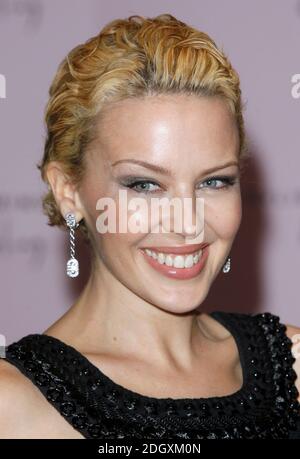 Kylie Minogue stellt ihren neuen Duft 'Darling' am 9. Februar 2007 in Harrods im Zentrum von London vor. Stockfoto