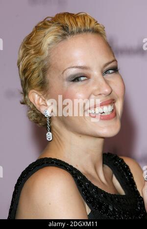 Kylie Minogue stellt ihren neuen Duft 'Darling' am 9. Februar 2007 in Harrods im Zentrum von London vor. Stockfoto