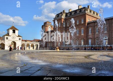 Venaria, Piemont, Italien -06/23/208- der Ehrenhof und der Hirschbrunnen an der Reggia di Venaria Stockfoto