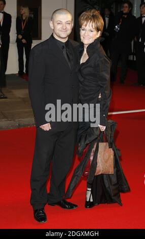 Andy Serkis und seine Frau kommen für die British Academy Film Awards 2007 am Royal Opera House, Covent Garden, London an. Stockfoto