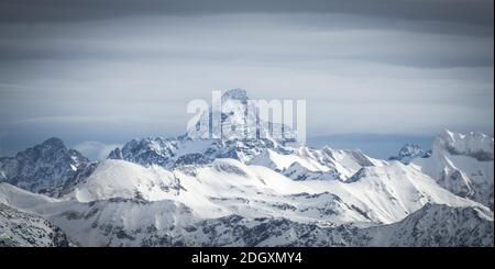 Fantastisches und dramatisches Winterpanorama Blick auf den verschneiten Hochvogel in den Allgauer Alpen, Bayern, Deutschland. Stockfoto