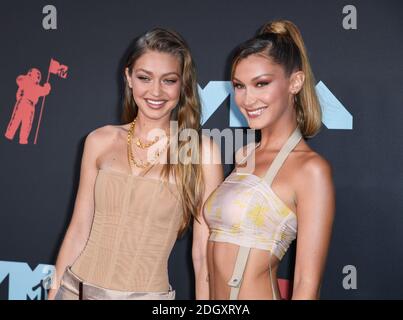 Gigi Hadid und Bella Hadid kommen bei den MTV Video Music Awards 2019 an, die im Prudential Center in Newark, NJ, stattfinden.Bildnachweis sollte lauten: Doug Peters/EMPICS Stockfoto