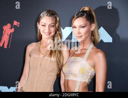 Gigi Hadid und Bella Hadid kommen bei den MTV Video Music Awards 2019 an, die im Prudential Center in Newark, NJ, stattfinden.Bildnachweis sollte lauten: Doug Peters/EMPICS Stockfoto